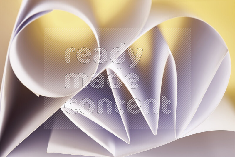 عرض فني لطيات الورق تخلق مزيج من الأشكال الهندسية، مضاءة بإضاءة ناعمة بدرجات اللون الأبيض والذهبي