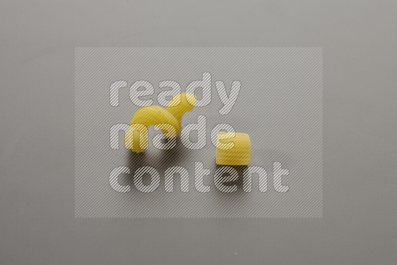 معكرونة تويست مع أنواع أخري من المعكرونة علي خلفية رمادية