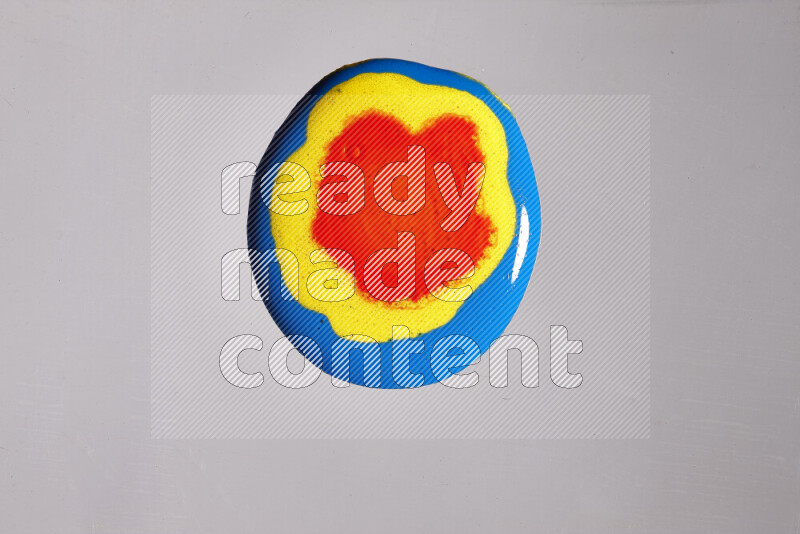 لقطات مقربة لألوان متنوعة تمتزج على خلفية رمادية