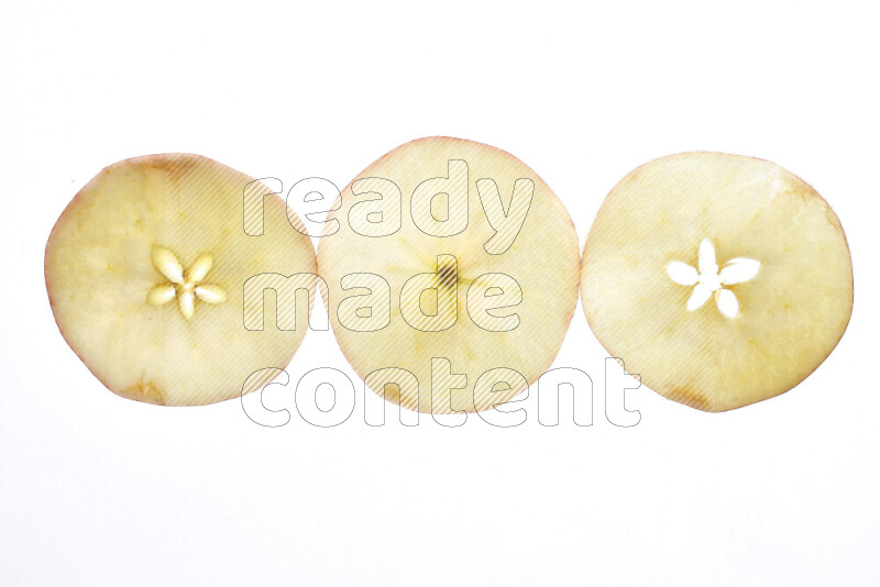 شرائح من التفاح علي خلفية بيضاء مضيئة