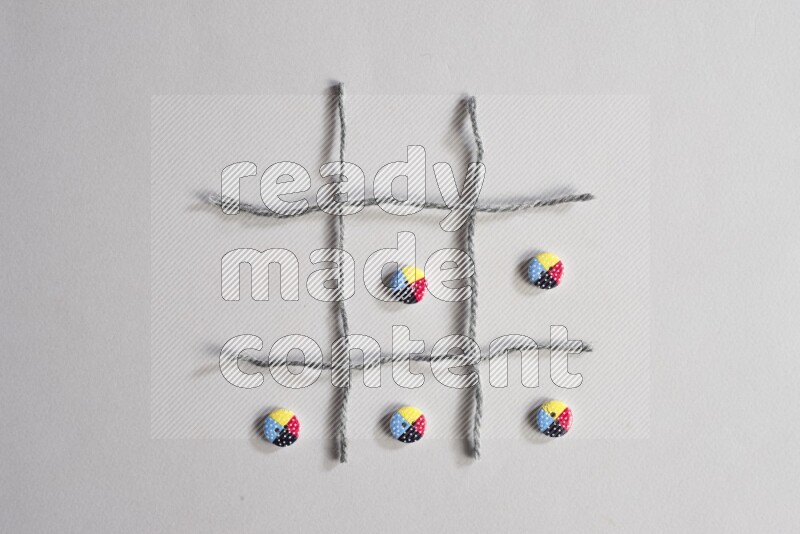 أزرار متعددة اﻷلوان موضوعة علي خلفية رمادية