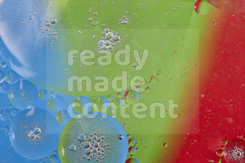 لقطات مقربة لفقاعات من الزيت على سطح الماء باللون الأحمر والأخضر والأزرق