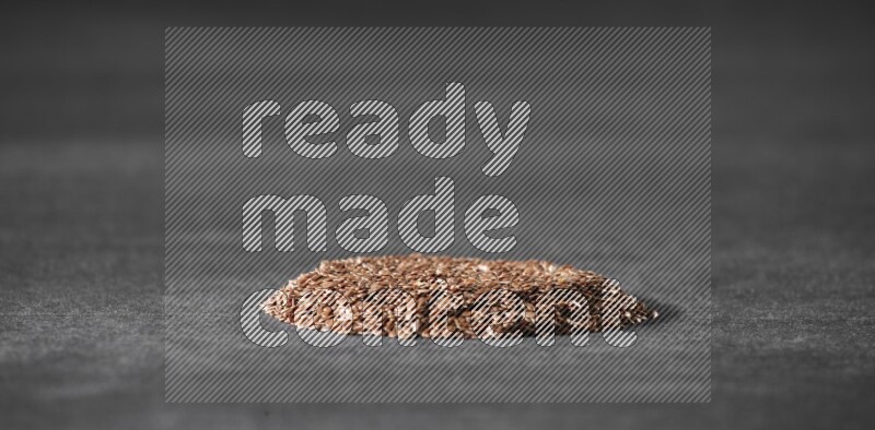 حبوب بذر الكتان علي شكل دائرة علي خلفية سوداء