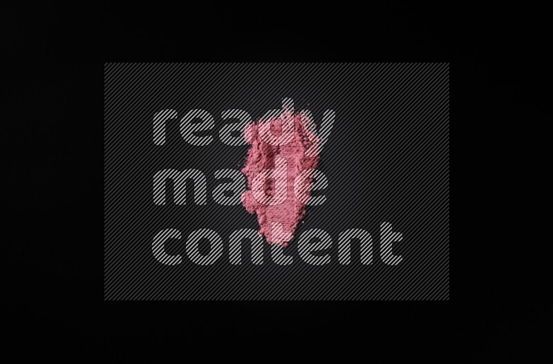 أشكال من المسحوق الأحمر علي خلفية سوداء