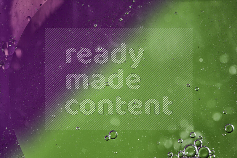 لقطات مقربة لفقاعات من الزيت على سطح الماء باللون الأخضر والأرجواني