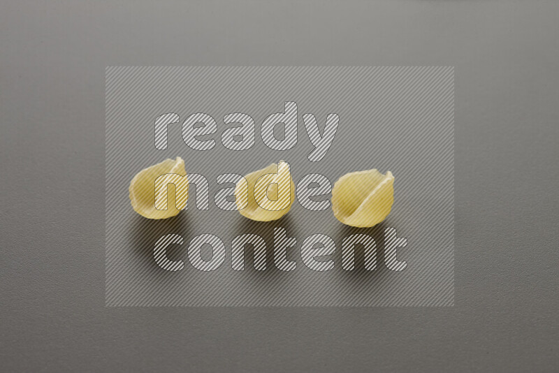 معكرونة ودعة علي خلفية رمادية