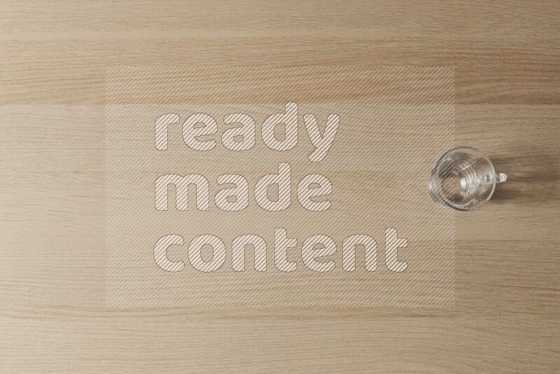 كوب زجاجي فارغ على خلفية خشبية فاتحة