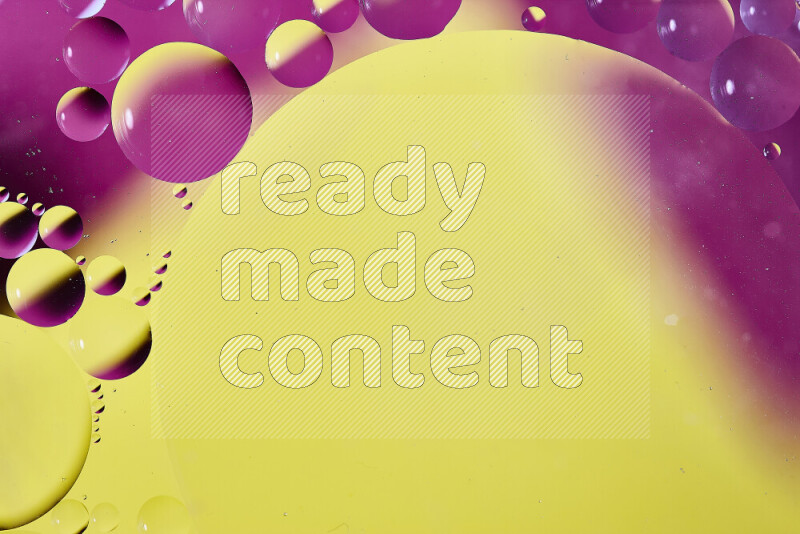 لقطات مقربة لفقاعات من الزيت على سطح الماء باللون الأصفر والوردي