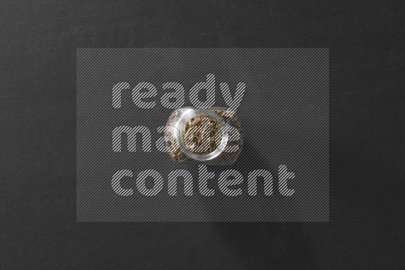 ريحان في وعاء زجاجي علي خلفية سوداء