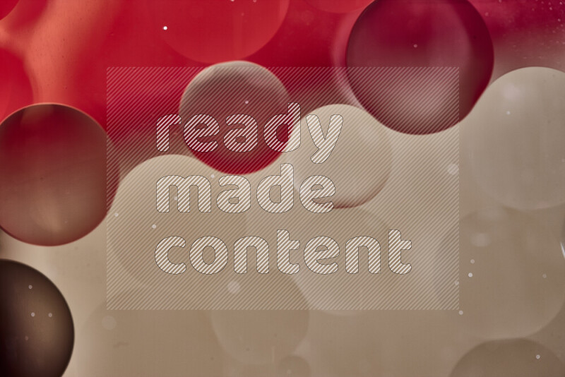 لقطات مقربة لفقاعات من الزيت على سطح الماء باللون الأحمر والبني