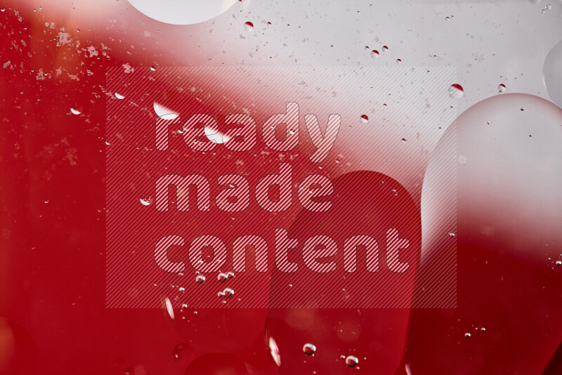 لقطات مقربة لفقاعات من الزيت على سطح الماء باللون الأبيض والأحمر