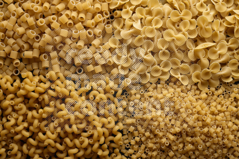 4 أنواع معكرونة علي الخلفية كاملة