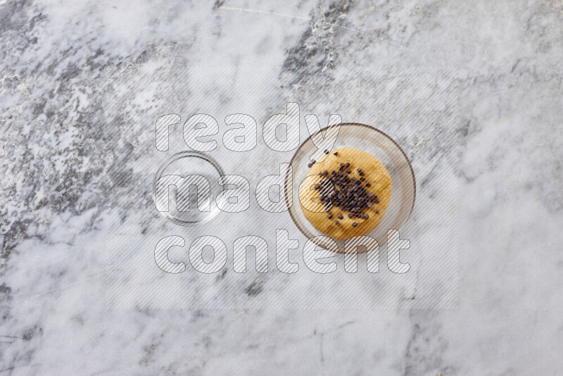 كوكيز خطوة بخطوة بمكوناتها، الدقيق، الزبدة، السكر البني، البيض، الفانيليا، السكر الأبيض، رقائق الشوكولاتة وصودا الخبز على خلفية رخام رمادي