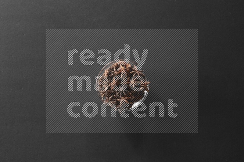 يانسون نجمي في وعاء زجاجي علي خلفية سوداء