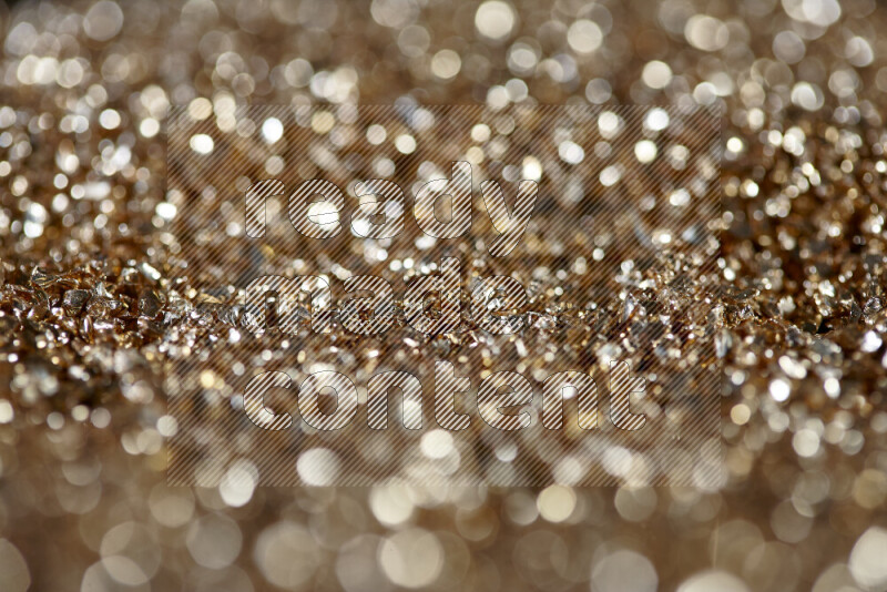 قطع زجاجية ذهبية لامعة متناثرة على خلفية سوداء