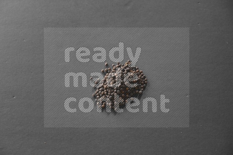 حبات الفلفل الأسود علي خلفية سوداء