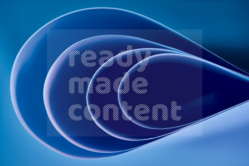 فن تجريدي لورق مطوي على شكل منحنيات ناعمة بتدرجات اللون الأزرق