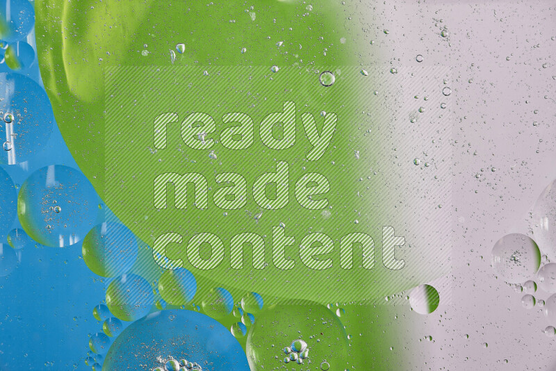 لقطات مقربة لفقاعات من الزيت على سطح الماء باللون الأبيض والأخضر والأزرق