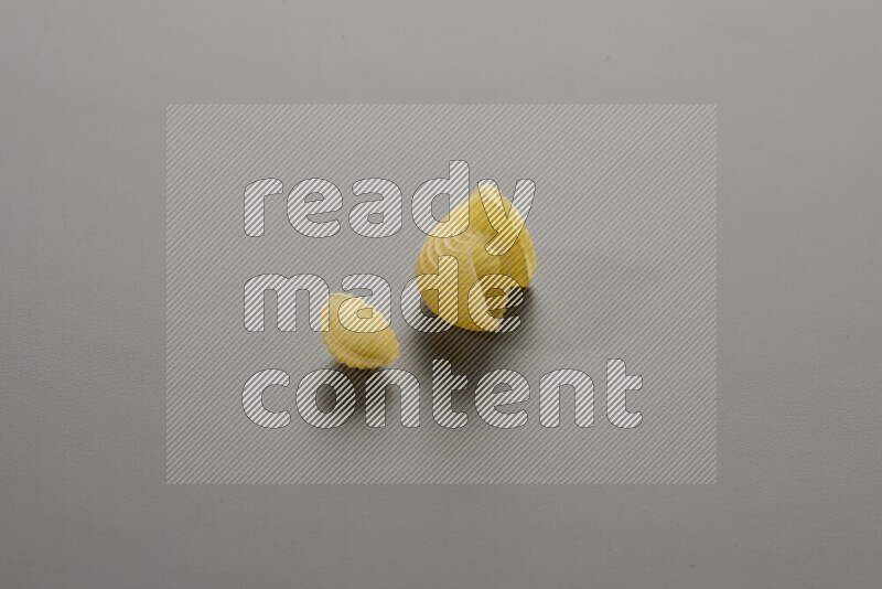 معكرونة ودعة في وعاء فخاري علي خلفية رمادية