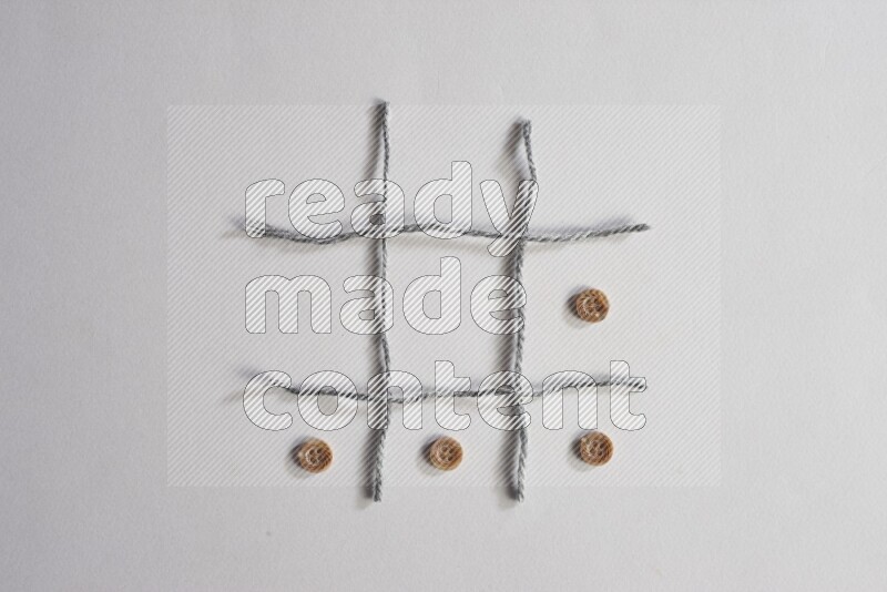 أزرار بنية موضوعة علي خلفية رمادية