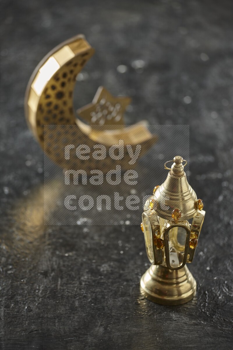 فانوس هلالي خشبي مع فانوس رمضان كلاسيكي على خلفية سوداء