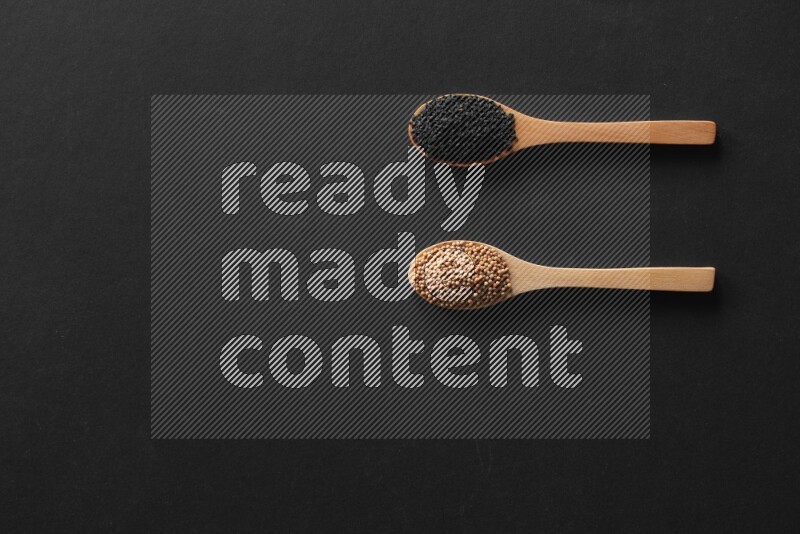 الفلفل الأسود وحبوب الخردل وحبة البركة وحب الرشاد والكمون و حبوب الكتان في معالق خشبية علي خلفية سوداء