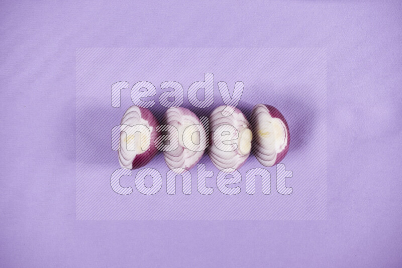 أنصاف بصل أحمر على خلفية أرجوانية